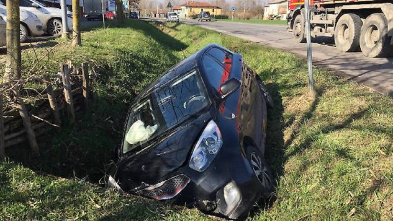 Seconda gita dalla fidanzata, incidente e multa