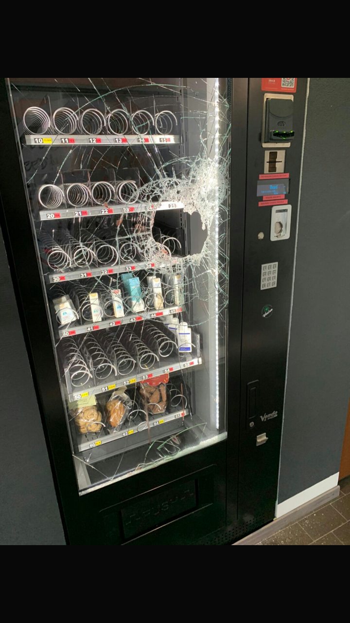 Furto nella notte al distributore automatico in via Aosta