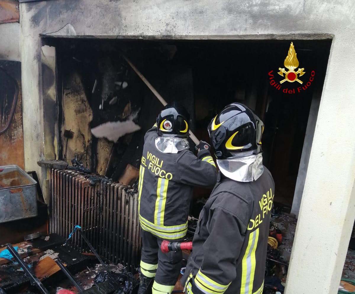 Balocco: deposito devastato dalle fiamme