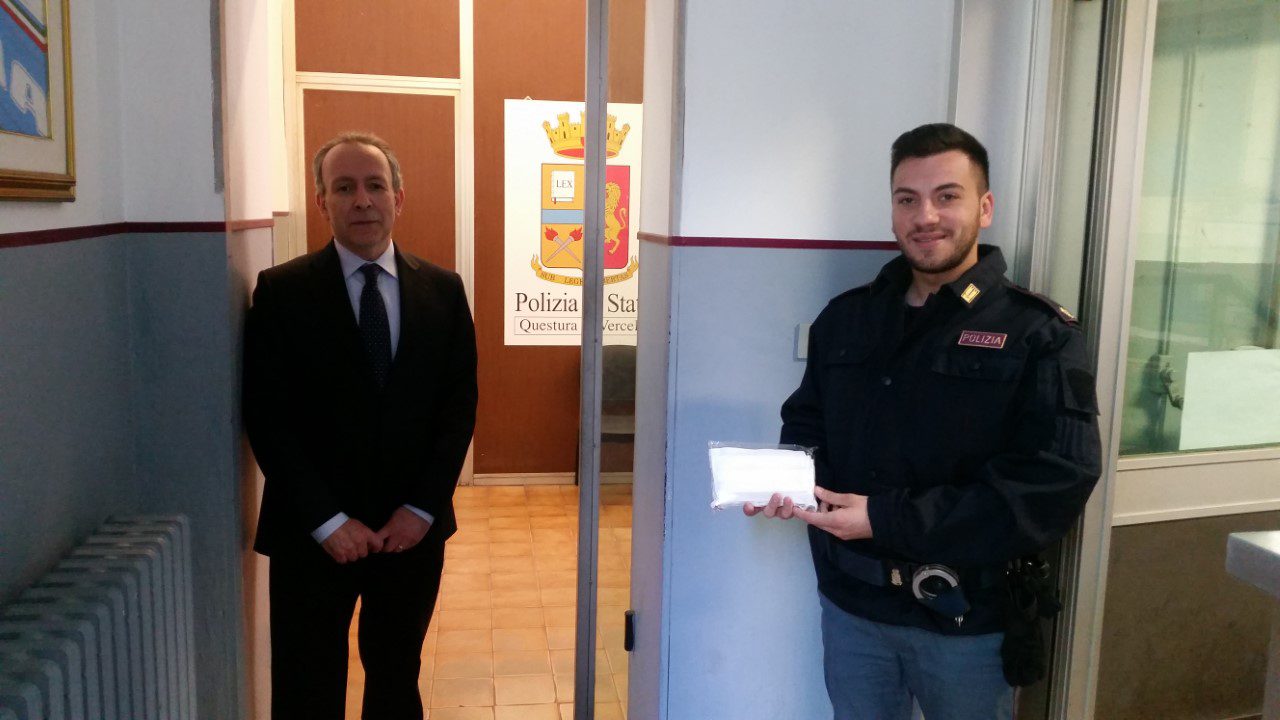 Il Rotary Club Vercelli dona mascherine chirurgiche a Carabinieri e Polizia