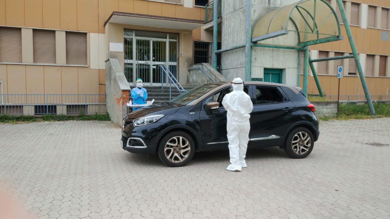Coronavirus: a Santhià il pit stop in auto per eseguire il tampone