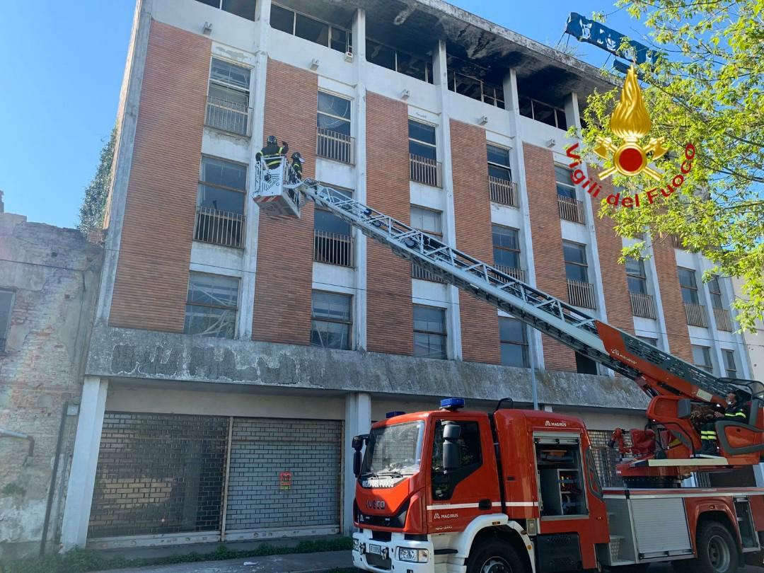 Caduta calcinacci all’ex mobilificio Setti in corso Gastaldi