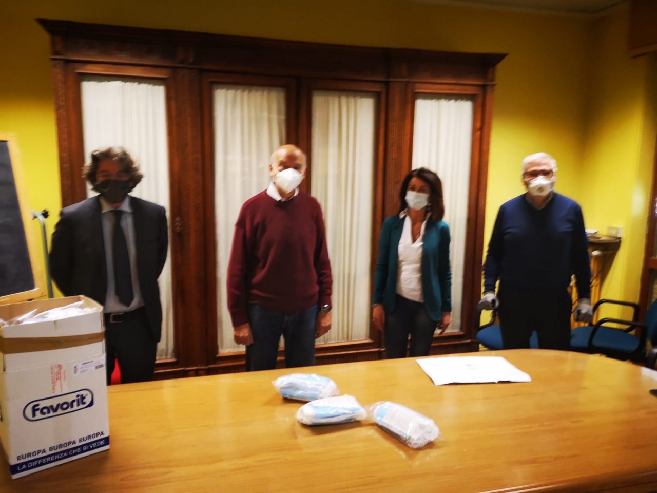 Consegna di mascherine per i medici