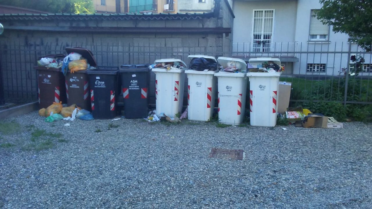 Appello da Via Olivero: venite a ritirare l’immondizia!
