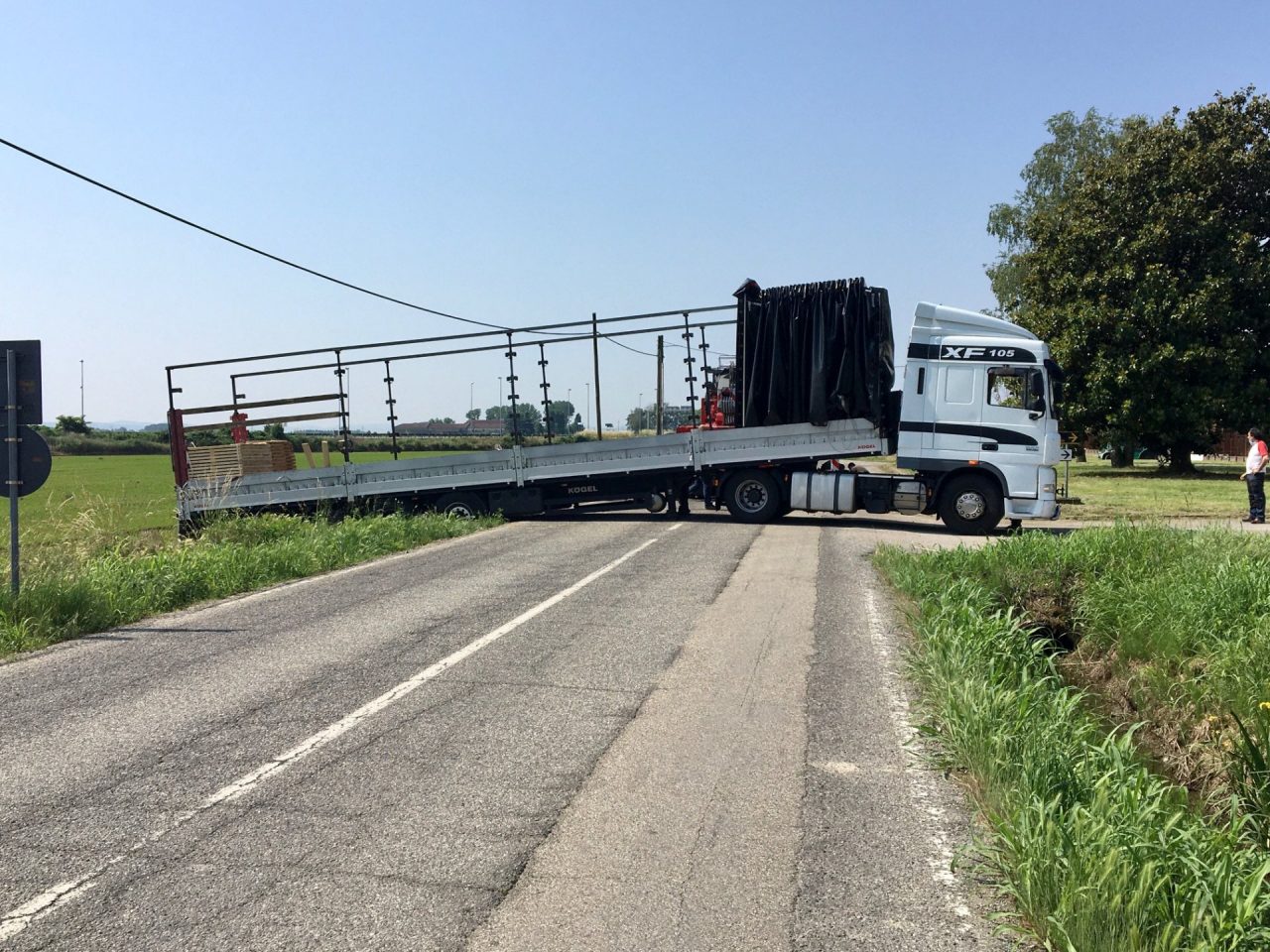 Camion di traverso a Desana: traffico bloccato