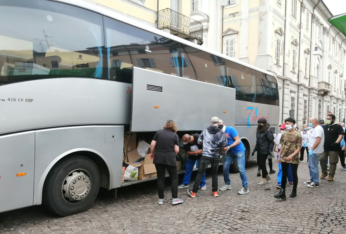 Due pullman del Lupo Bianco portano aiuti alimentari