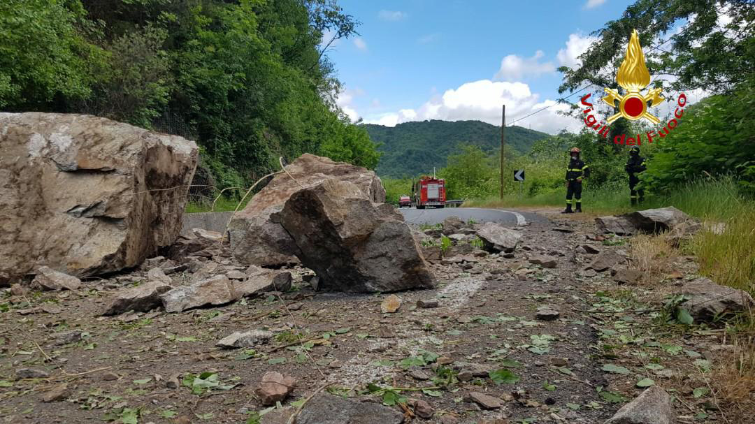 Guardabosone: frana sulla SP72, strada chiusa