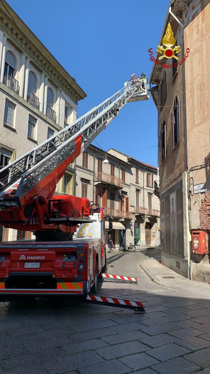 Caduta calcinacci in via G. Ferraris e qualche curioso di troppo
