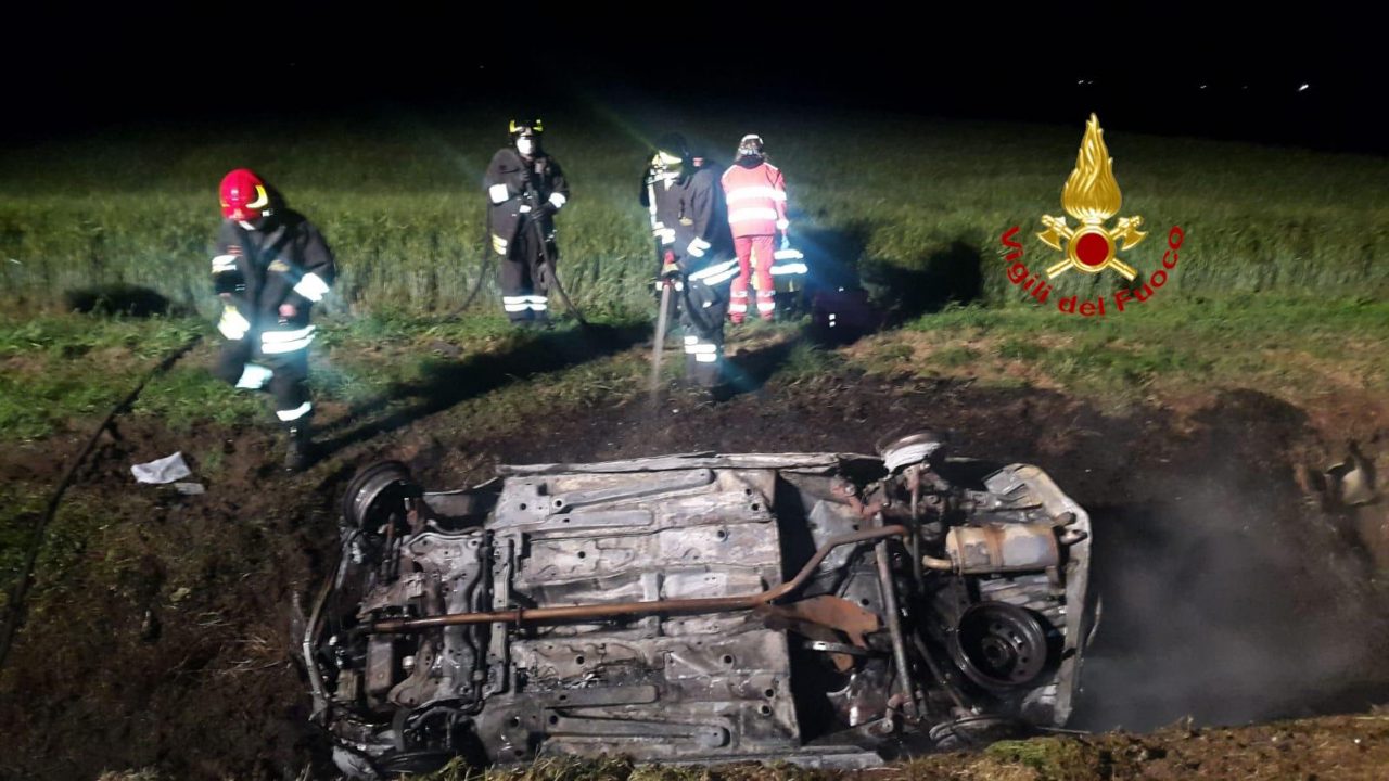 Ronsecco: auto fuori strada in fiamme