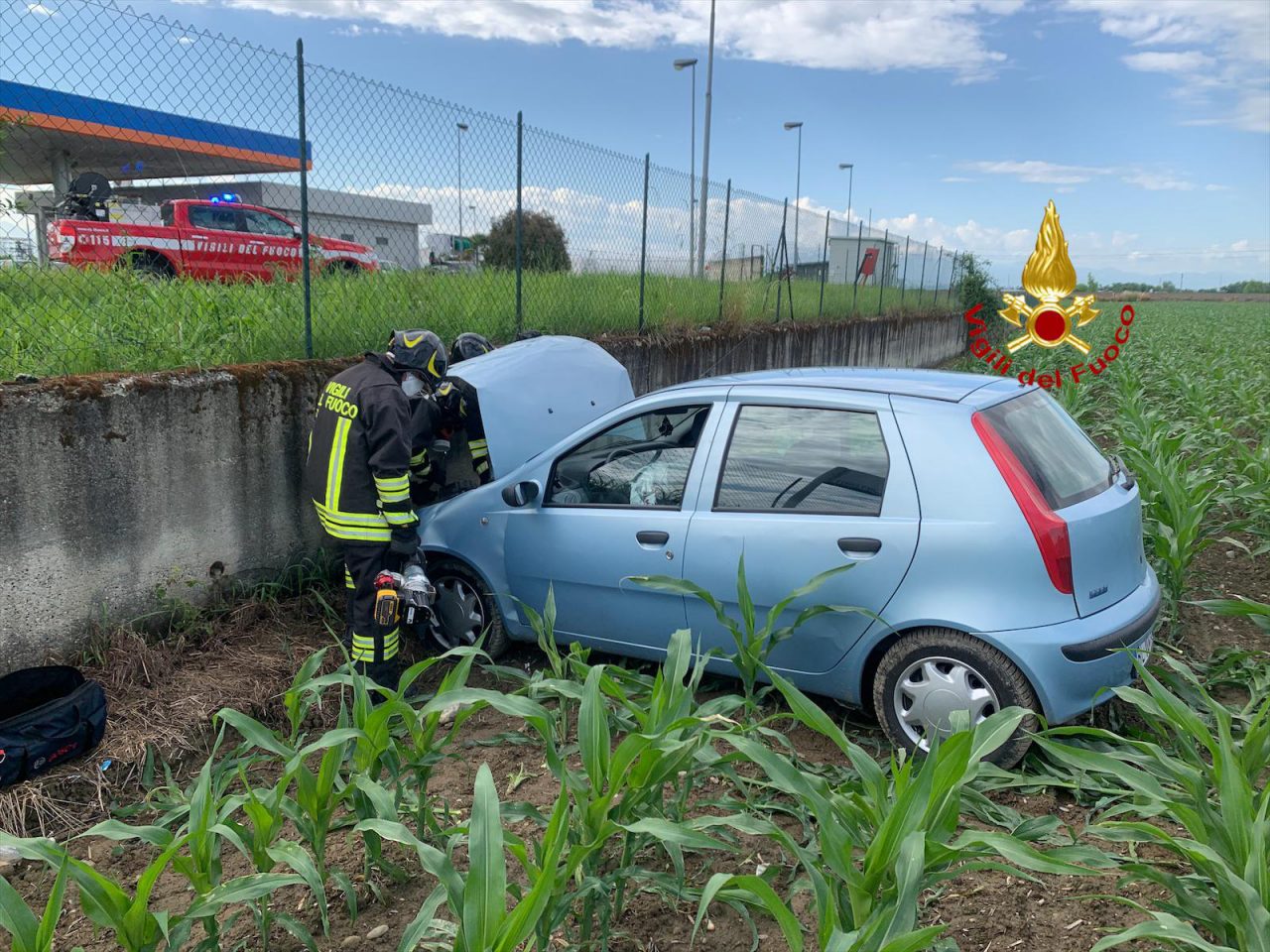 Crescentino: finisce con l’auto contro il muro del distributore