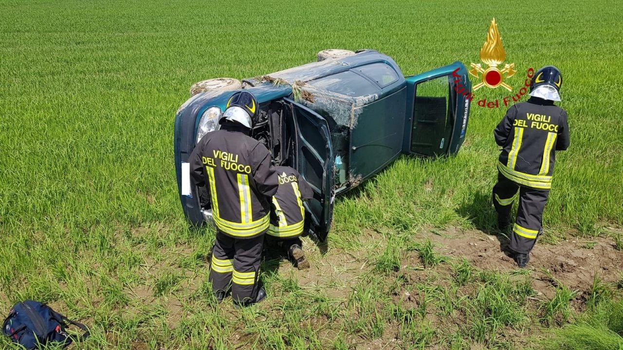 Auto esce di strada e finisce nel campo