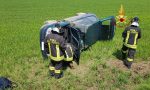 Auto esce di strada e finisce nel campo