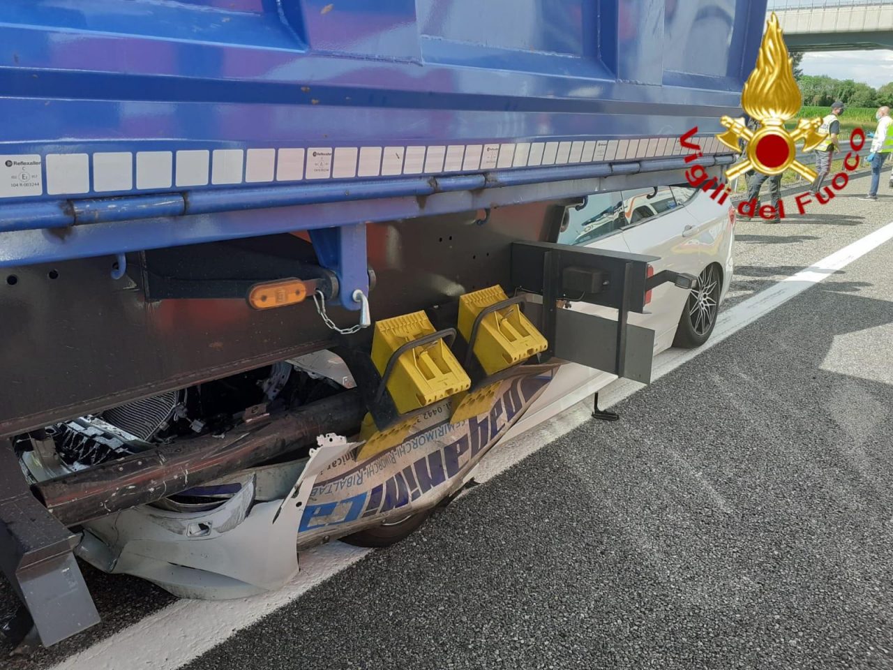 Auto incastrata sotto al rimorchio: due feriti