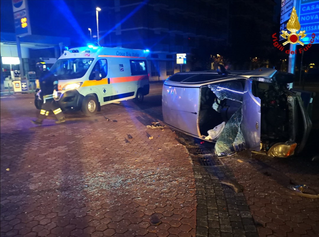 Incidente a Vercelli: auto rovesciata feriti in ospedale