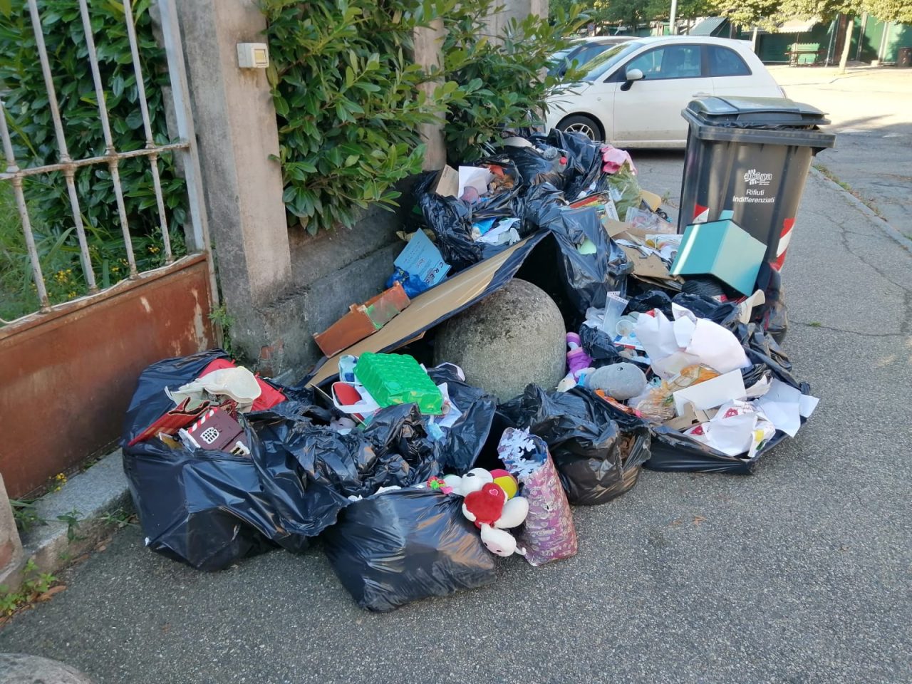 Discarica in strada vicino ai giardini