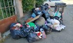 Discarica in strada vicino ai giardini