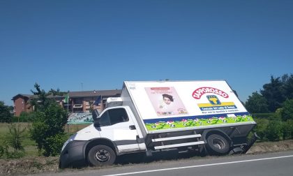 Furgone fuori strada, autista in ospedale