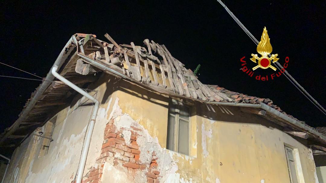 Crolla tetto di una casa vuota, auto danneggiata