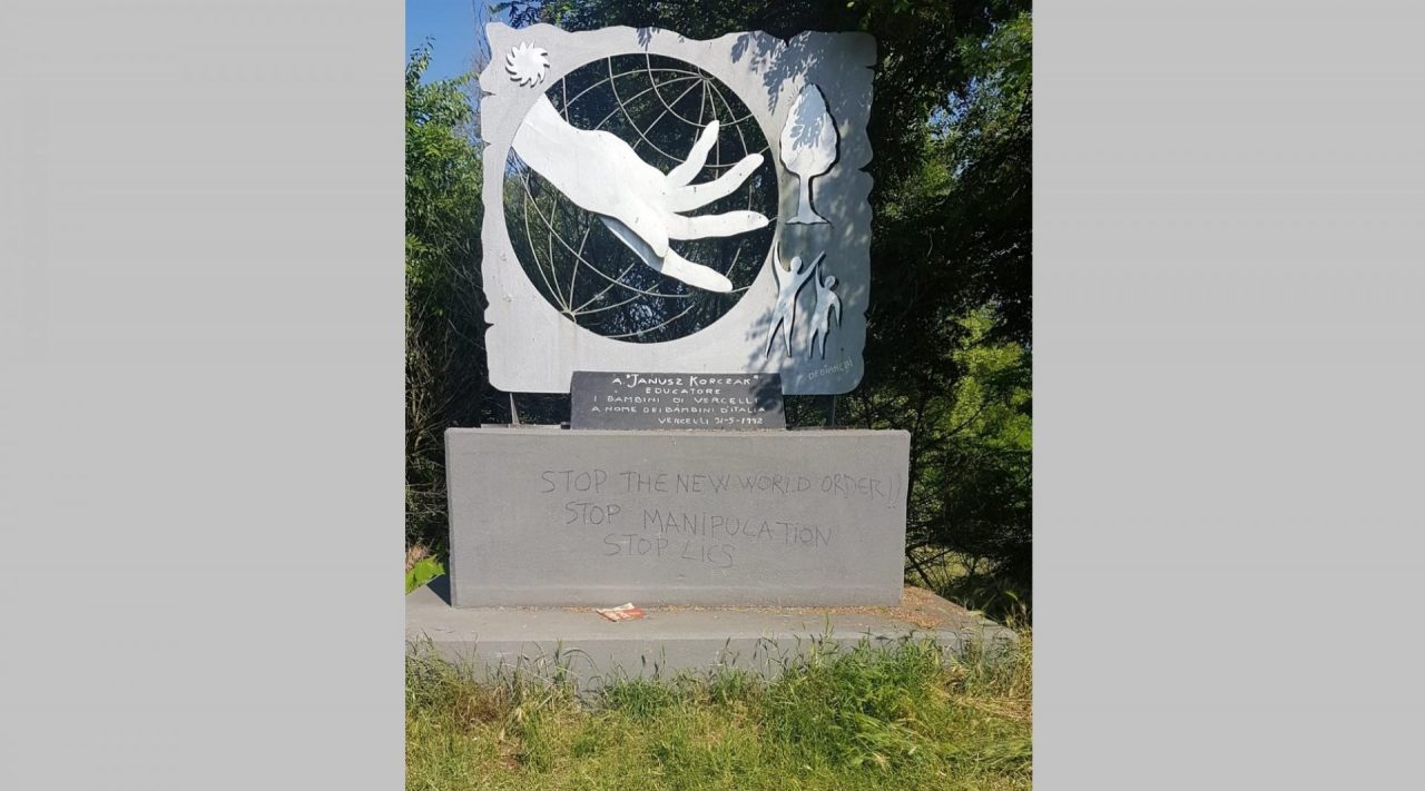 Deturpato monumento Korczak, l’associazione: «Tornate a pulirlo»