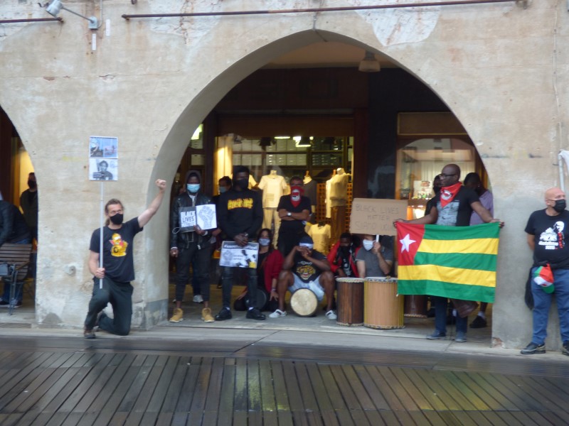 Black Lives Matter: 8 minuti di silenzio sotto la pioggia per Floyd