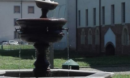 Fontana "dal Luca" come la torre di Pisa...