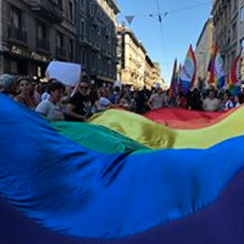 Bandiera arcobaleno esposta per tutto il mese di giugno