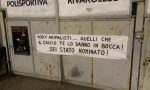 Striscione a Rivarolo contro il ragazzino che ha ucciso a calci un riccio