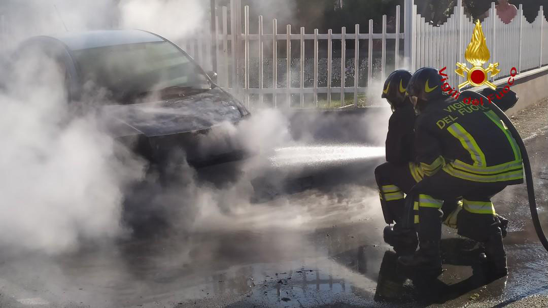 Livorno Ferraris: auto a GPL in fiamme