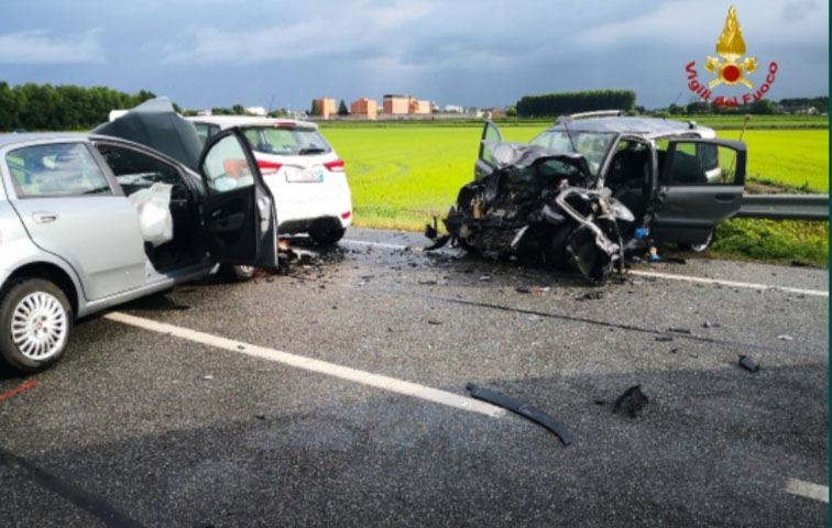 Tremendo schianto in tangenziale: due feriti gravi