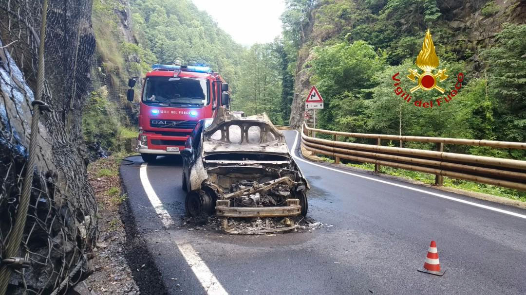 Auto in fiamme sulla strada Val Mastallone