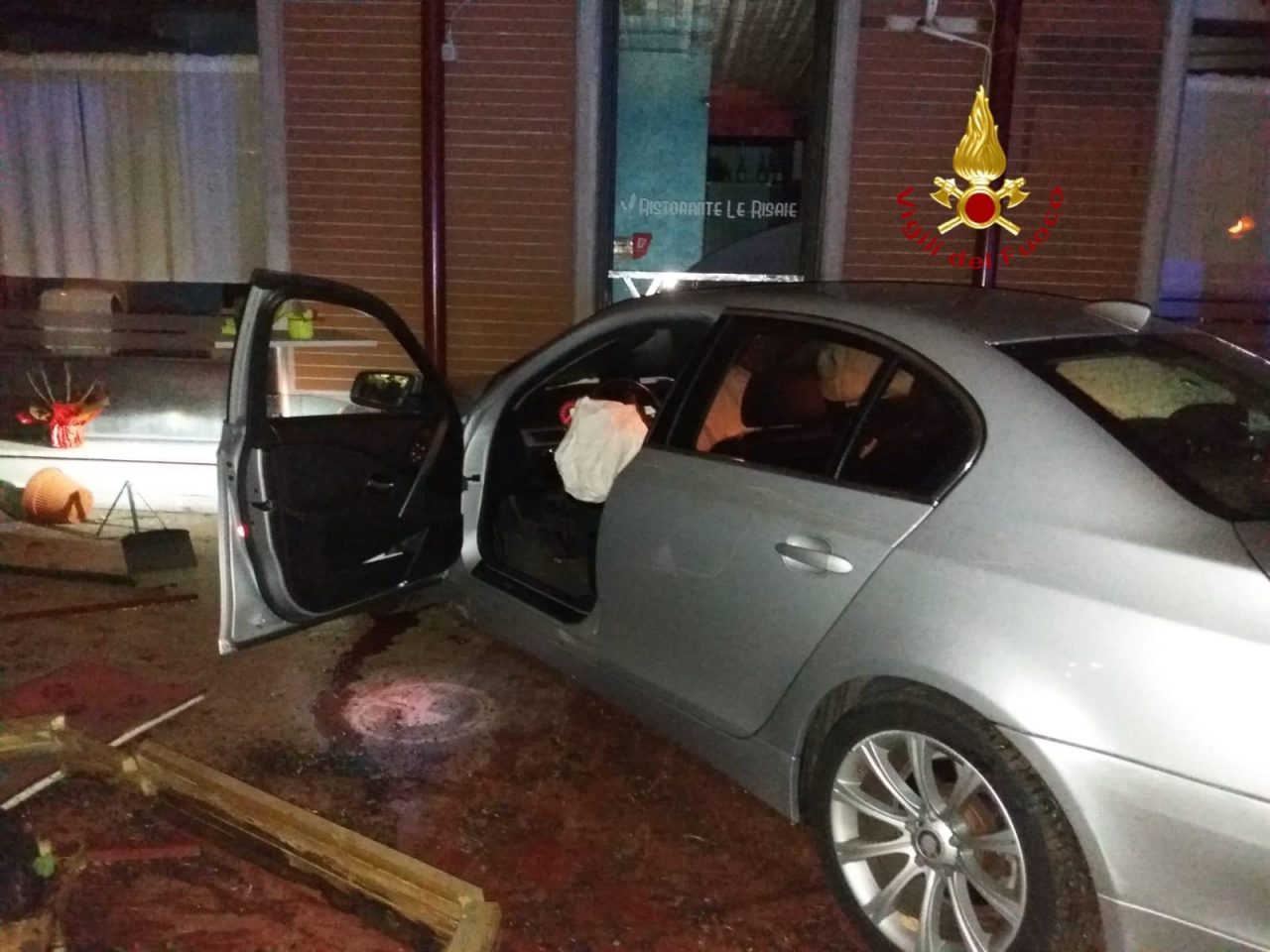 Scontro in Corso Salamano, auto finisce nel dehors di un ristorante