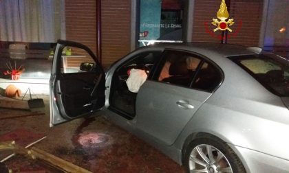 Scontro in Corso Salamano, auto finisce nel dehors di un ristorante