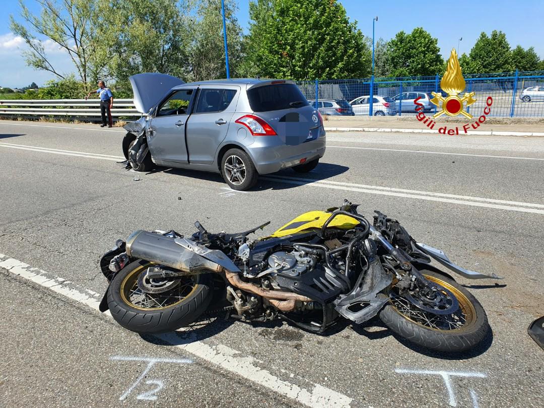 Auto contro moto in tangenziale: in ospedale il centauro