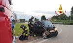 Caresanablot: auto carambola alla rotonda, gli occupanti abbandonano il veicolo