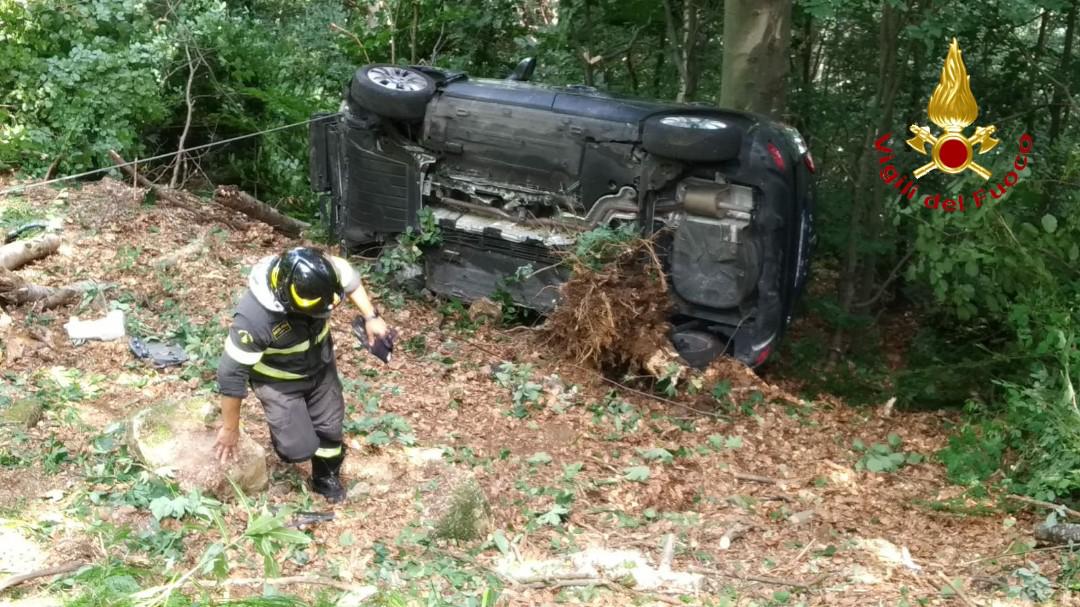 Auto nel dirupo in Valsesia: donna in codice rosso
