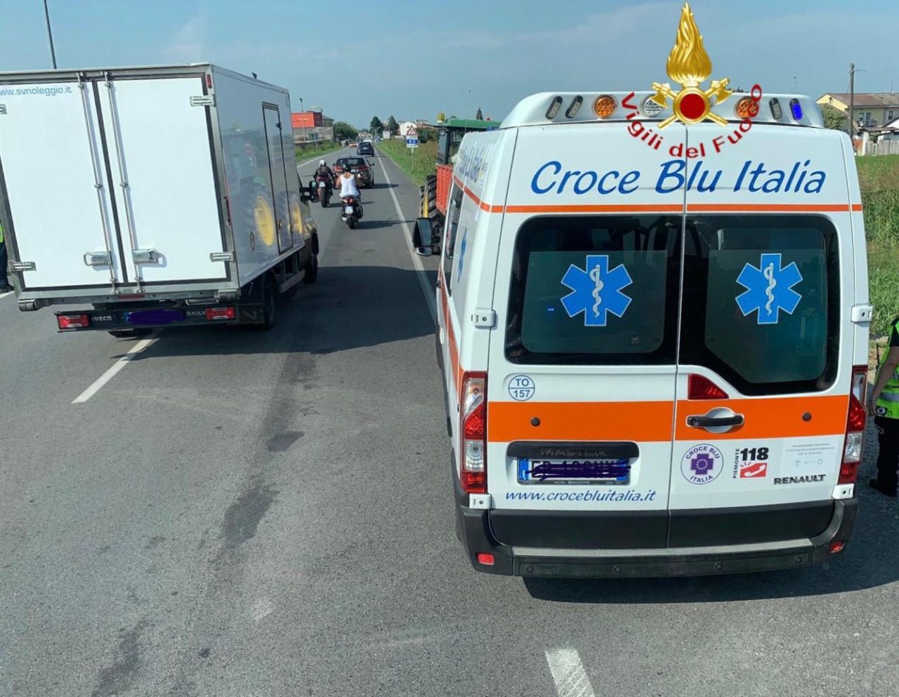 Ciclista caduto in un campo a bordo strada finisce all’ospedale