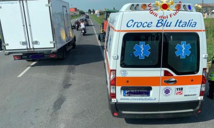 Ciclista caduto in un campo a bordo strada finisce all'ospedale