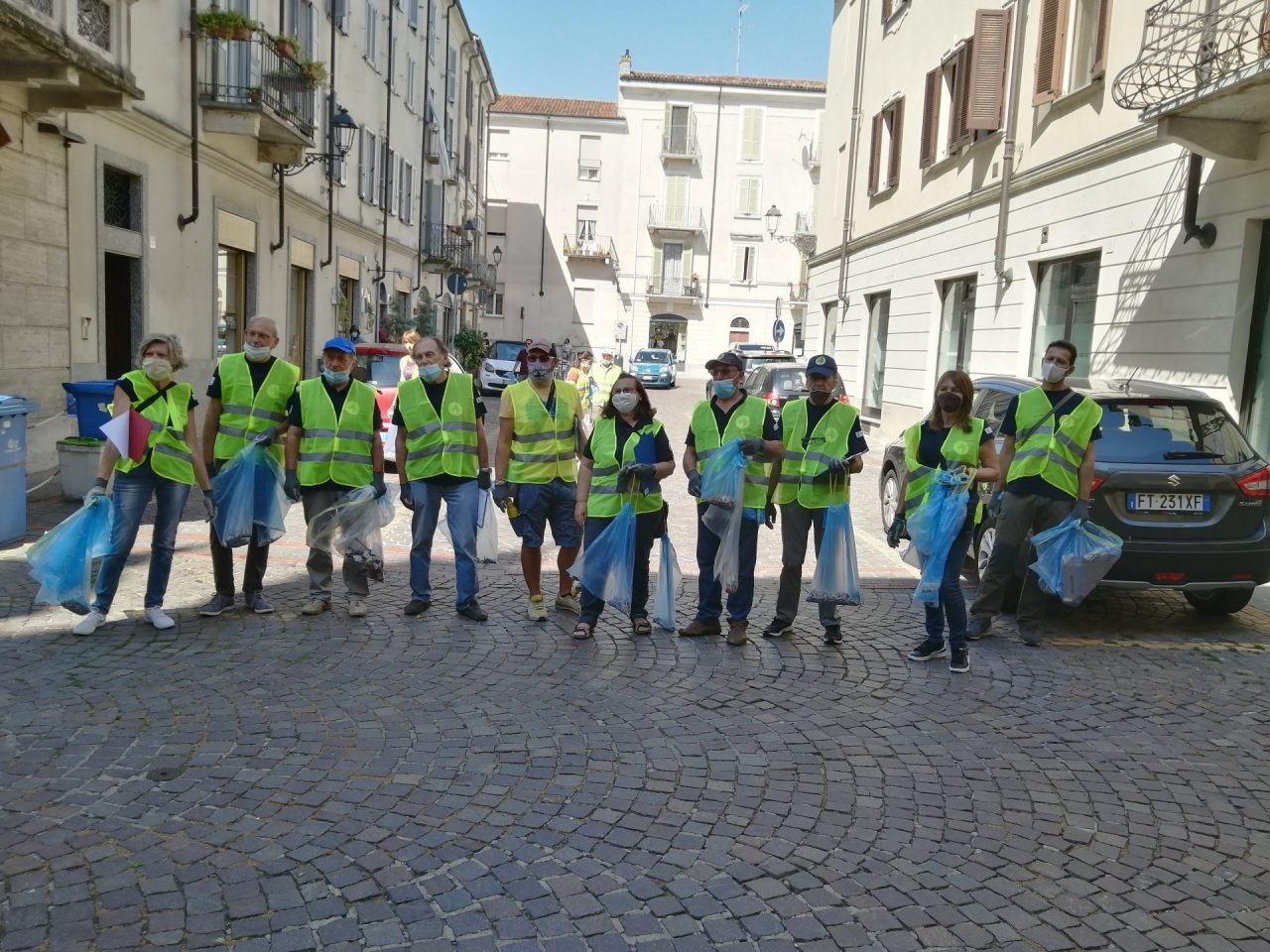 Clean-up Vercelli: raccolte 30.000 “cicche” in piazza Cavour