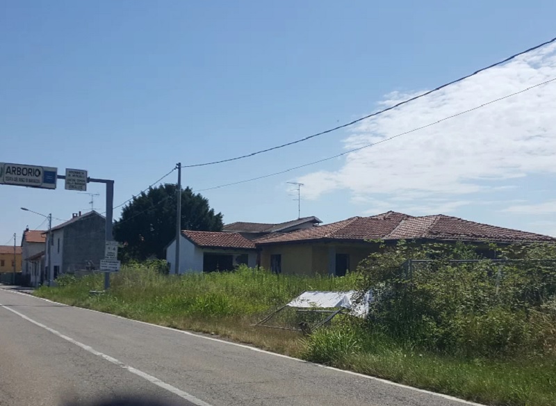 Arborio: villaggio fantasma invaso dai rovi