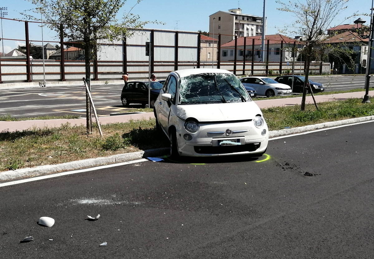 Impatto tra due auto in via Derna