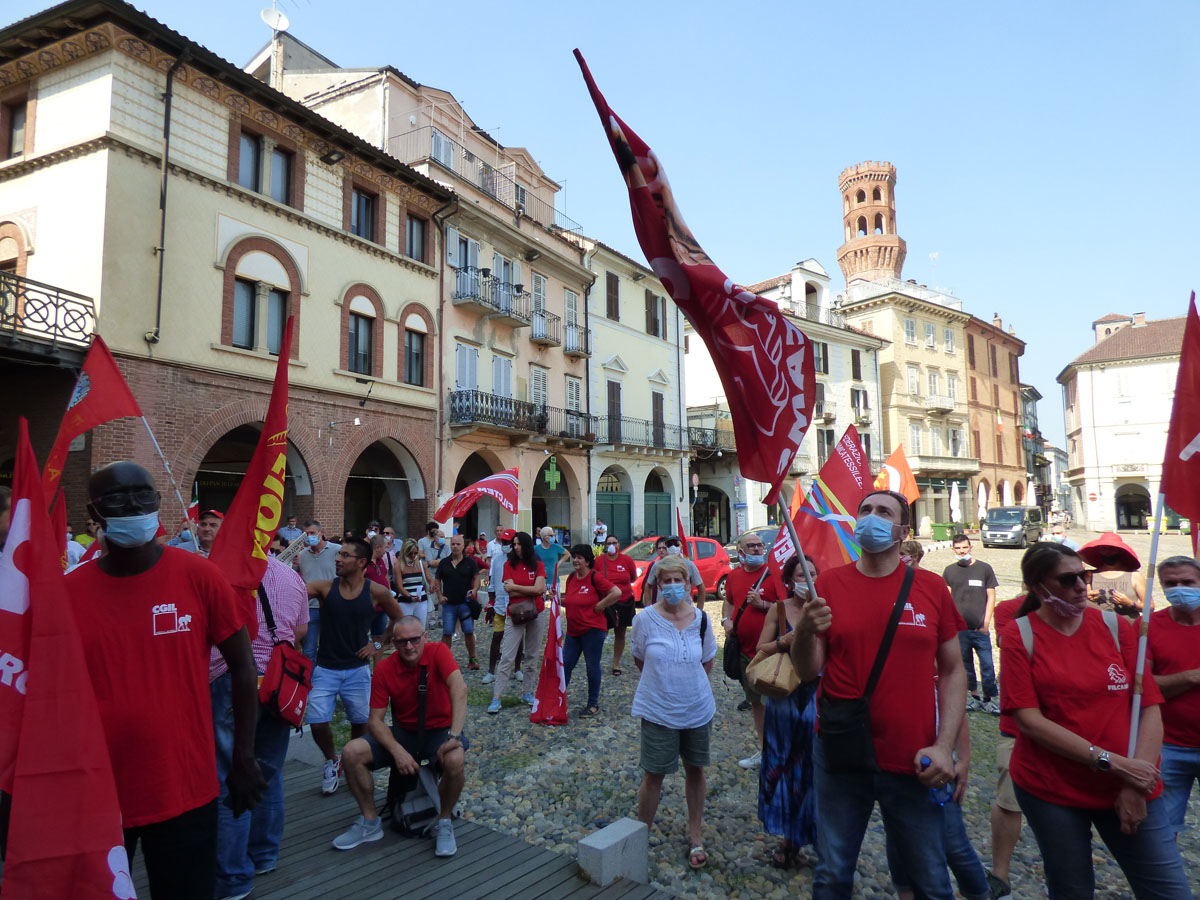 Salviamo il lavoro: in tanti alla manifestazione sindacale