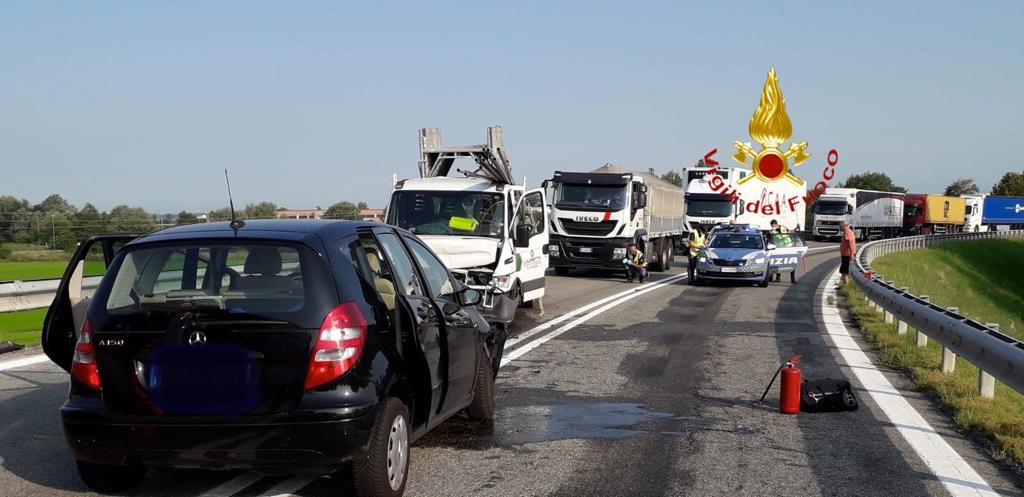 Scontro mortale sulla rampa dell’A26 a Borgo Vercelli