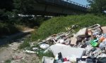 Discarica sotto il ponte della A26