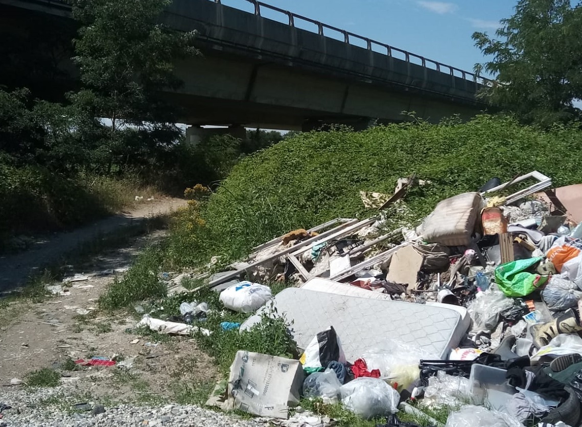 Discarica sotto il ponte della A26
