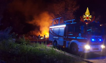 Incendio vicino al campo nomadi sulla sponda sinistra del Sesia