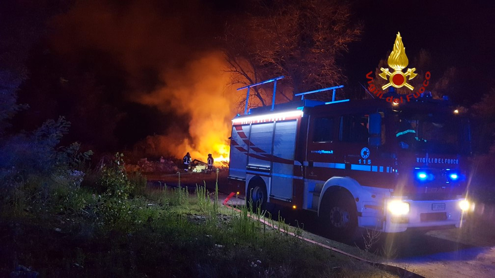 Incendio vicino al campo nomadi sulla sponda sinistra del Sesia