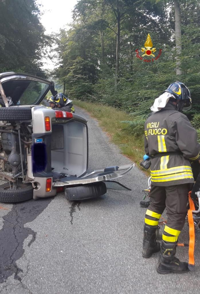 Auto rovesciata a Morondo: due persone incastrate