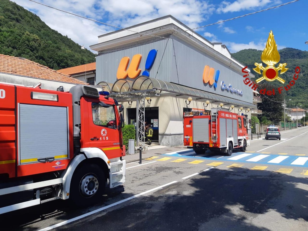 A fuoco frigorifero nel supermercato: provvidenziale intervento dei Vigili del fuoco