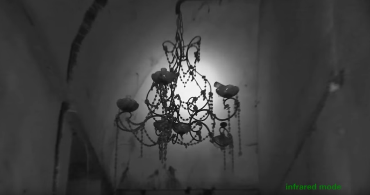 Investigatori del soprannaturale in uno stabile abbandonato
