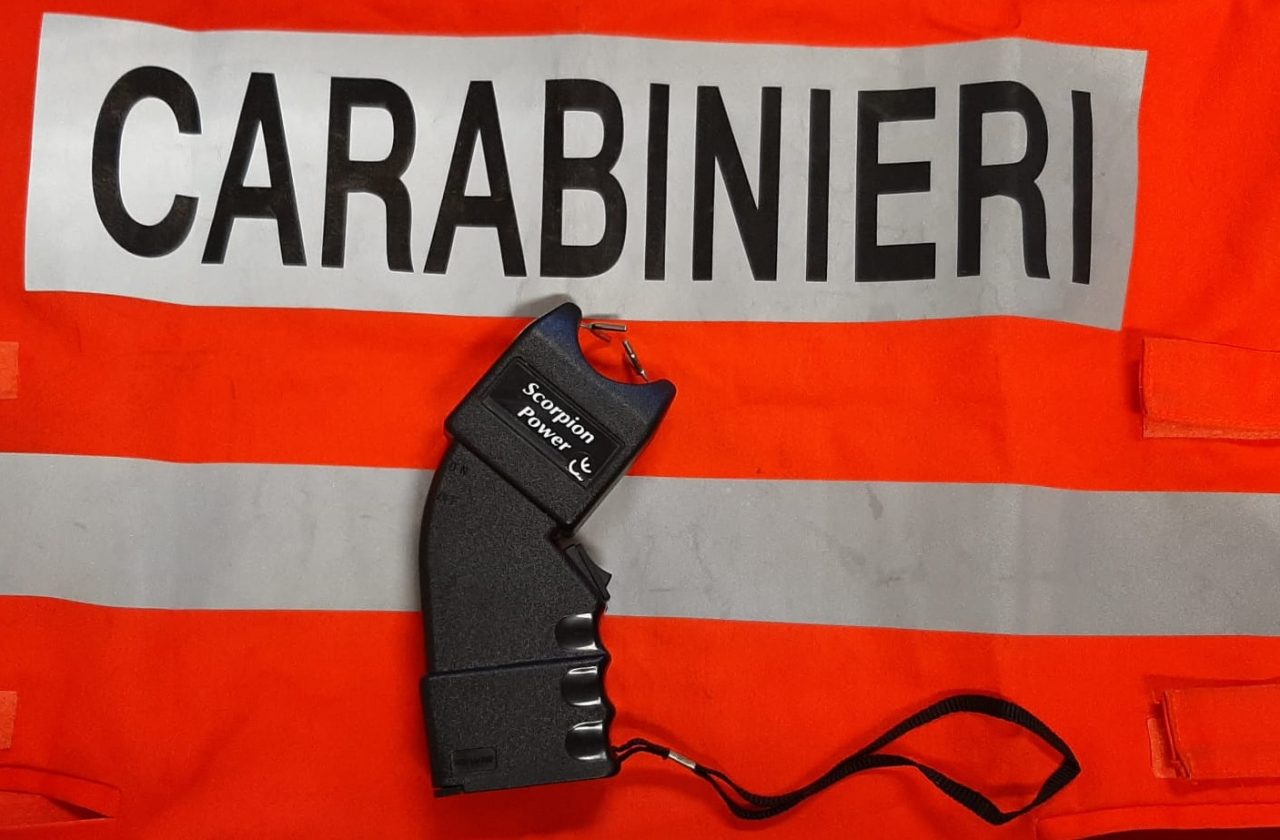 Aveva un taser nel furgone: denunciato dai Carabinieri
